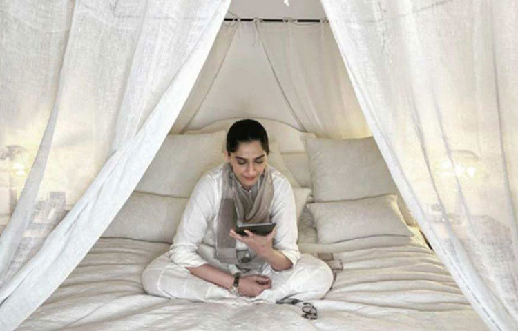 উডেন মোজাইক ফ্লোরের সঙ্গে মানানসই তাদের কেতাদুরস্ত খাট-ও। দেখলে মনে হয় যেন রূপকথার পাতা থেকেই উঠে এসেছে কোনো রাজকন্যার মনোরম শয্যা।