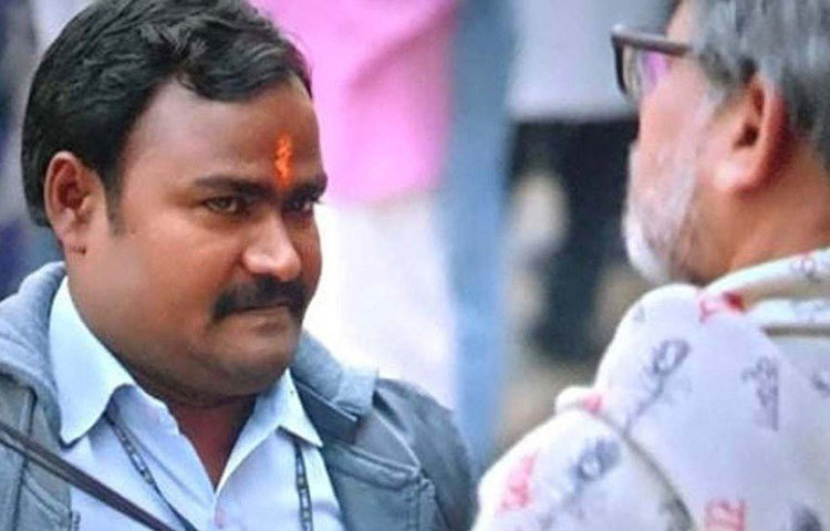 লকডাউনের জেরে মুম্বাই থেকে দিল্লিতে এসে রয়েছেন তিনি। কিন্তু গত দু’মাসেরও বেশি সময় ধরে তার হাতে কাজ নেই। রোজগারহীন হয়ে সংসার চালাতে হিমশিম খাচ্ছিলেন তিনি। খাবার জোটাতে অভিনয় ছেড়ে অন্য কাজে নামতে বাধ্য হন তিনি।