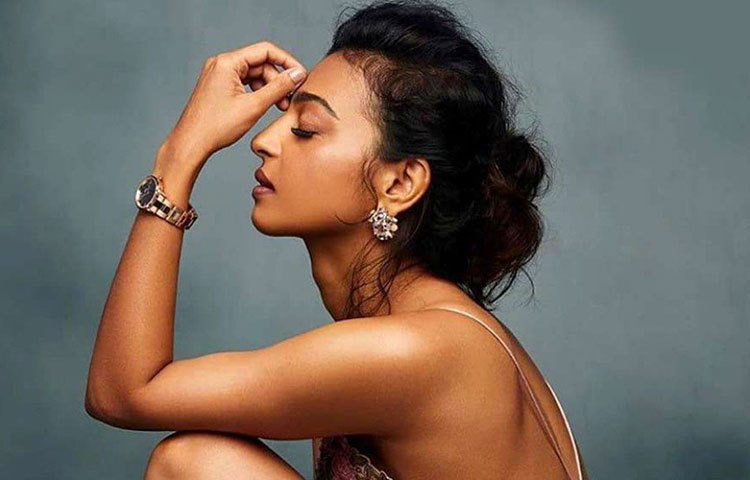 রাধিকা আর বেনেডিক্ট দু’জনে দু’জনের কাছে যাওয়া আসা করেন। চেষ্টা করেন যাতে অদর্শনের সময়সীমা যাতে এক মাসের বেশি না হয়।