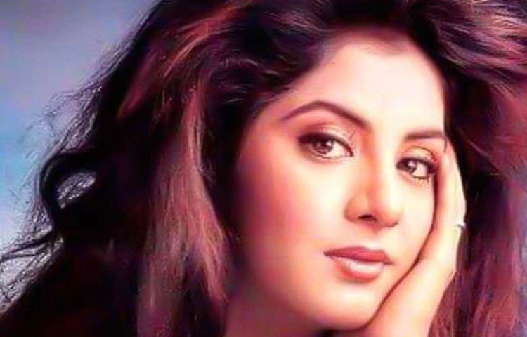 দিব্যা ভারতী: বলিউডে খুব বেশিদিন কাজ করার সুযোগ হয়নি তার। এক বছরে তার এক ডজন ছবির রেকর্ড আজও ভাঙতে পারেনি কেউ। দিব্যার মৃত্যু হয় মাত্র ১৯ বছর বয়সে। ১৯৯৩ সালের ৭ এপ্রিল নিজের ভারসোভার ফ্ল্যাট থেকে পড়ে গিয়ে মৃত্যু হয় তার।