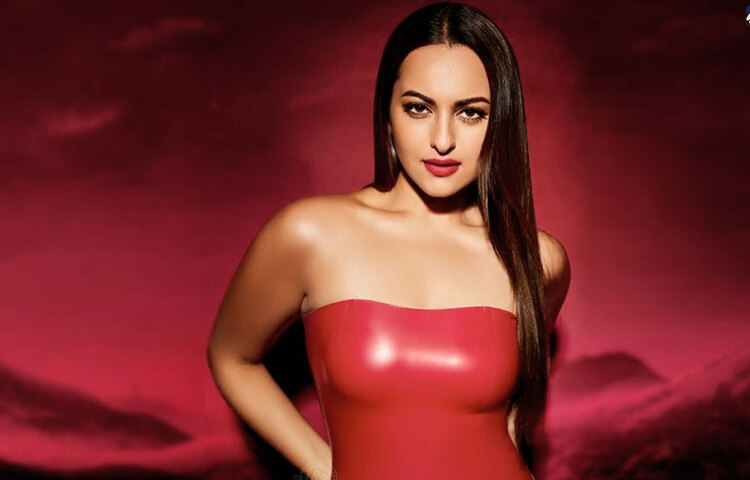 সোনাক্ষী সিনহা: ‘লুটেরা’ অভিনেত্রী নিরামিষাশী হয়েছেন সম্প্রতি। মূলত প্রাণীহত্যা অপছন্দ, তাই এই ডায়েট বর্জন করে নিরামিষ আহারে অভ্যস্ত হয়েছেন। নতুন খাদ্যাভ্যাসের পর বেশ খানিকটা ওজনও ঝরিয়েছেন শত্রুঘ্ন-কন্যা।