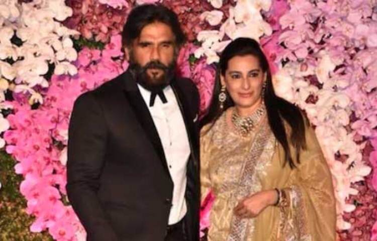 সুনীল শেঠি এবং মানা শেঠির আবাসনের ব্যবসা আছে। নিজেদের ব্যবসার বড় চেইনও তৈরি করেছেন তারা। সুনীল এবং মানার বানানো আবাসনে ফ্ল্যাট কিনেছেন ক্রিকেটার রোহিত শর্মা। ছবি: সংগৃহীত