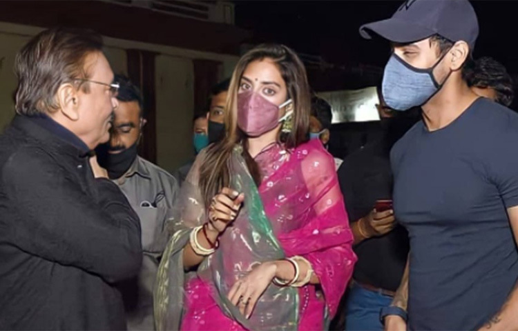 যশের সঙ্গে অজমীর দরগাতে গিয়েছিলেন নুসরাত। দু’জনের একসঙ্গে যাওয়ার ভিডিও ভাইরালও হয়েছিল। এরপর মদন মিত্রের সঙ্গে দক্ষিণেশ্বর মন্দিরেও দেখা যায় ‘যশ-নুসরাত’-কে। ছবি: সংগৃহীত