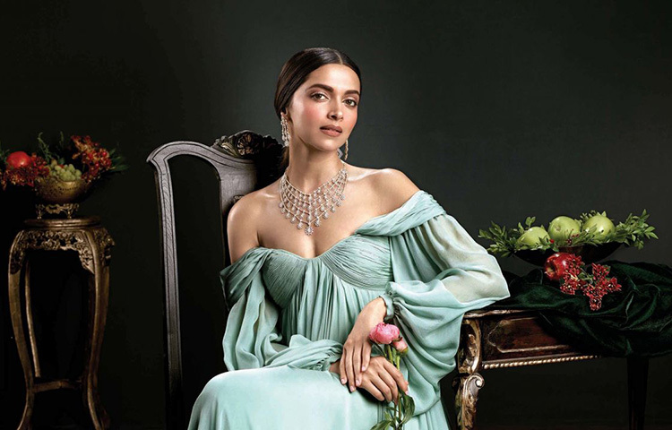 দীপিকা পাড়ুকোন বহুবার এয়ারপোর্টে ক্যামেরাবন্দি হয়েছেন। তাকে বিভিন্ন মানুষকে লক্ষ্য করতে দেখা যায়। তিনি সকলের ভাব, ভঙ্গি, কথা বলার ধরণ লক্ষ্য করেন এবং তার থেকেই মানুষের উদ্দেশ্য বোঝার চেষ্টা করেন। এয়ারপোের্টে যেহেতু একসঙ্গে সব ধরনের মানুষকে পাওয়া যায় তাই সেখানেই তিনি এটা বেশি করেন। ছবি: সংগৃহীত