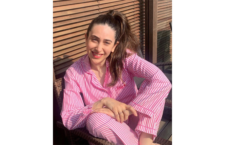 এক সময়ের সুপার হিট নায়িকা কারিশা ৪৬ পার করেছেন। তবে দেখে মনে হবে এখনও তিনি সেই বছর বিশ বছরের তরুণী। ছবি: সংগৃহীত