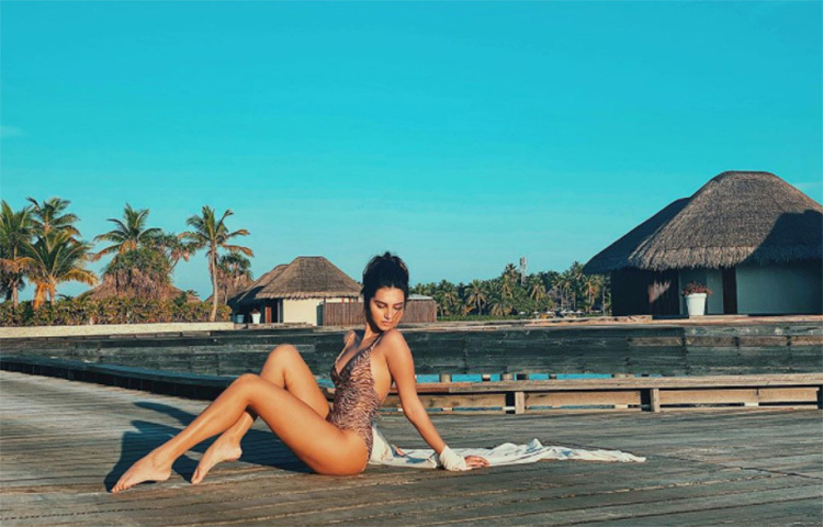 বলিউডের নতুন প্রজন্মের অন্যতম আবেদনময়ী অভিনেত্রী তারা। তিনিও সমুদ্রসৈকতে ঝড় তুলেছেন।  ছবি: সংগৃহীত