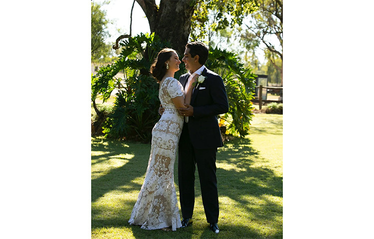 অভিনেত্রী ইভলিন শর্মা বিয়ে করেছেন দীর্ঘদিনের প্রেমিক অস্ট্রেলিয়ার দাঁতের চিকিৎসক তথা ব্যবসায়ী ড. তুষার ভিন্ডিকে। ১৫ মে অস্ট্রেলিয়ার ব্রিসবেনে বিয়ে হয় তাদের। ছবি: ইনস্টাগ্রাম