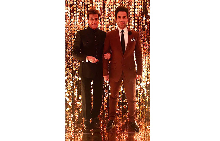 রাকেশ রোশনের ছেলে হৃত্বিক রোশন। বরাবরই নানা কারণে খবরের শিরোনামে। জিতেন্দ্র ও তার ছেলে তুষার কাপুর। অভিনয়ে খুব একটা নাম করতে না পারলেও, প্রযোজক হিসেবে জনপ্রিয় তুষার। ছবি: সংগৃহীত