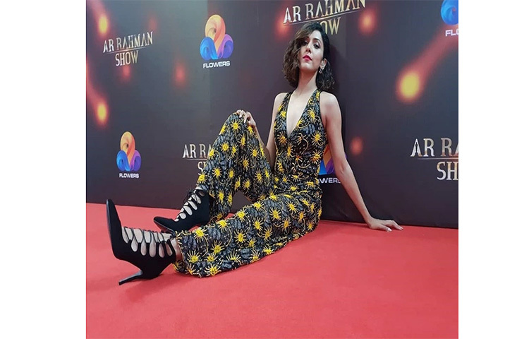 নীতি মোহন। তার সুরের জাদুতে তিনি মন জয় করেছেন শ্রোতাদের। কিন্তু ফটোশুটি নীতির স্টাইল হার মানিয়ে দিতে পারে বলিউডের প্রথম সারির নায়িকাদের। ছবি: সংগৃহীত