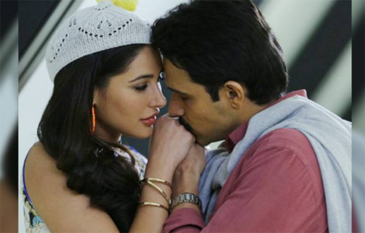 নার্গিস জানিয়েছেন, গানটি দৃশ্যায়নের সময় ইমরানকে একবার চুম্বন করার কথা ছিল তার। কিন্তু শুটিংয়ে তাকে একবার নয়, পাঁচবার চুম্বন করতে বলা হয় ইমরানকে। সেই চুম্বনের দৃশ্যও বারবার দৃশ্যায়ন হতে থাকে। ছবি: সংগৃহীত