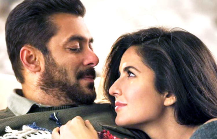 প্রাক্তন প্রেমিকা আর বর্তমানে ভালো বন্ধু ক্যাটরিনাকে বিয়েতে একটি ঝকঝকে রেঞ্জ রোভার গাড়ি উপহার দিয়েছেন সালমান। দাম ৩ কোটি রুপি। ছবি: সংগৃহীত