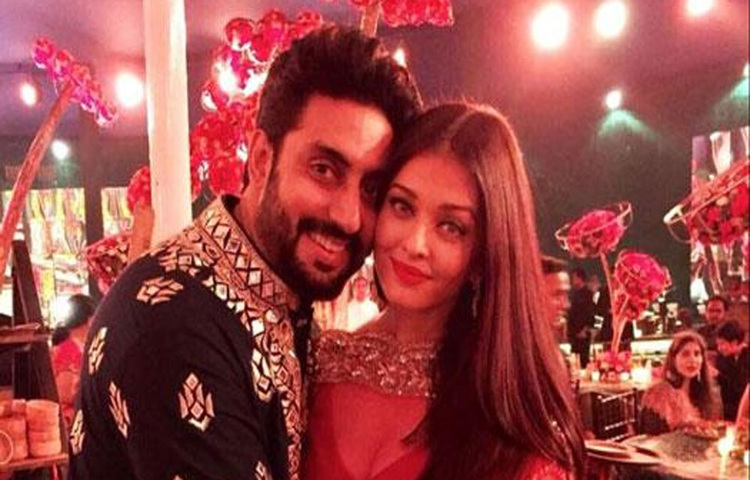 ২০০৭ সালে বচ্চন পরিবারের বউ হয়ে আসেন ঐশ্বরিয়া রায়। এরপর দীর্ঘ ১৪ বছর ধরে একত্রে দাম্পত্য জীবন কাটাচ্ছেন দুজনে। সম্পর্কে স্বামী স্ত্রী হলেও ক্যামেরার সামনে বা অনস্ক্রিনে একে অপরকে চুমু খাননি কেউই। বলিউডের অনেক ছবিতেই নায়ক নায়িকাদের চুম্বনের দৃশ্যে মত্ত হতে দেখা গেছে। সেখানে এখনও রূপোলি পর্দায় সেভাবে ঘনিষ্ঠ হতে দেখা যায়নি অভিষেক-ঐশ্বর্য জুটিকে। ছবি: সংগৃহীত