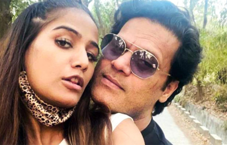 গত নভেম্বরে স্বামী স্যাম বম্বের বিরুদ্ধে শারীরিক নির্যাতনের অভিযোগ দায়ের পুনম পান্ডে। স্যামের বিরুদ্ধে অভিযোগ দায়ের করার পরেই হাসপাতালে ভর্তি হন পুনম। তার মাথায়, চোখে এবং মুখে চোট লেগেছে বলে জানা গিয়েছিল। অনুরাগীদের অনুমান, তাদের সম্পর্কে দাঁড়ি পড়তে চলেছে। এর আগেও একাধিক বার স্যাম তাকে মারধর করেছেন। ছবি: সংগৃহীত গোয়ায় মধুচন্দ্রিমায় গিয়ে পুনম তার স্বামীর বিরুদ্ধে গার্হস্থ্য হিংসার অভিযোগ এনেছিলেন। ছবি: সংগৃহীত