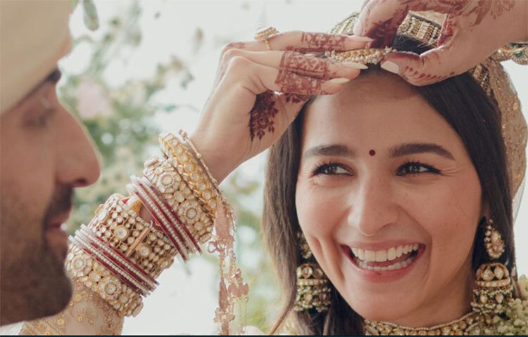 শপথ নেওয়া শেষ মানেই আজীবনের জন্য আপন করে নেওয়ার পালা। আলিয়ার মাঙ্গটিকা সরিয়ে এর পরেই সিঁথি সিঁদুরে রাঙিয়ে দেন রণবীর। ছবি: সংগৃহীত