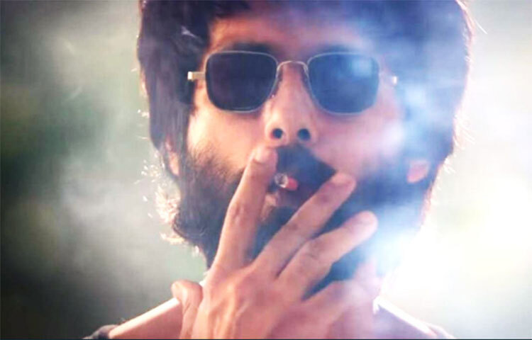 ধূমপানের চেয়ে প্রেম বড়, দেখিয়ে দিয়েছেন শহিদ কাপুর। একসময় মিনিটে মিনিটে ধূমপান করা শাহিদ স্ত্রী মীরা রাজপুতের জোরাজুরিতেই ধূমপান বন্ধ করে দেন। ছবি: সংগৃহীত