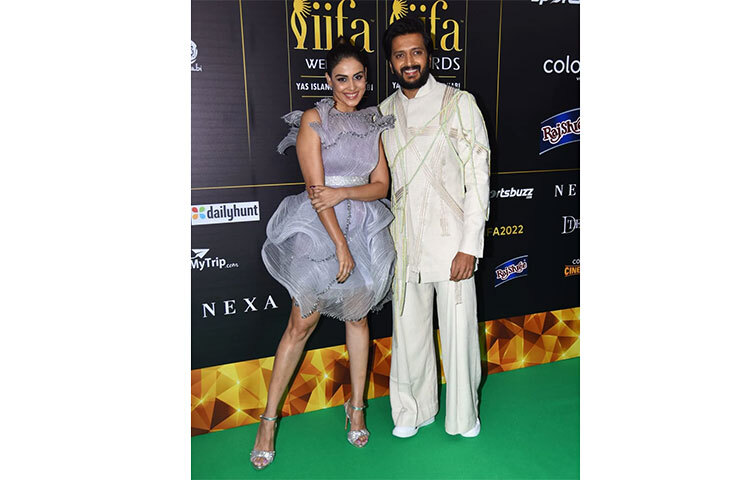 এমন সাজে এসেছিলেন রীতেশ দেশমুখ ও জেনেলিয়া ডিসুজা। ছবি: সংগৃহীত