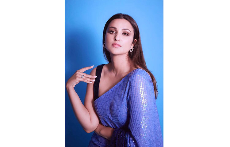 পরিণীতি চোপড়া: বলিউডে অভিষেকের প্রথম দিকে বেশ গোলগাল চেহারার ছিলেন পরিণীতি। কিন্তু সেই ওজন ঝরিয়ে ভক্তদের রীতিমতো তাক লাগিয়ে দিয়েছেন নায়িকা। কঠোর খাদ্যাভ্যাস মেনে চলার পাশাপাশি কেরালার মার্শাল আর্টস কালারিপায়াত্ত শিখেছেন প্রিয়াঙ্কা চোপড়ার অভিনেত্রী বোন। ছবি: সংগৃহীত