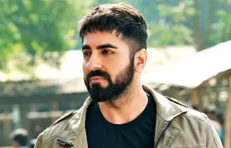 শুধু সিনেমায় অভিনয় নয়, তার ছবিতে গান গেয়েও বড় মাপের গায়কদের হার মানাতে অভিনেতা আয়ুশমান খুরানা। তিনি যে ছবিগুলোতে অভিনয় করেন, সেগুলো দর্শকদের মনে কোথাও গিয়ে প্রশ্ন তোলে। সম্প্রতি প্রেক্ষাগৃহে মুক্তি পেয়েছে আয়ুশমান অভিনীত ‘অনেক’ ছবিটি। উত্তর-পূর্ব ভারতে সৃষ্ট জটিল পরিস্থিতির উপর এই ছবিটি বানানো হয়েছে। অভিনয় ও গায়ক হিসেবে বলিউডের শীর্ষ স্থানে থাকা আয়ুশমানের উচ্চতা পাঁচ ফুট পাঁচ ইঞ্চি। ছবি: সংগৃহীত