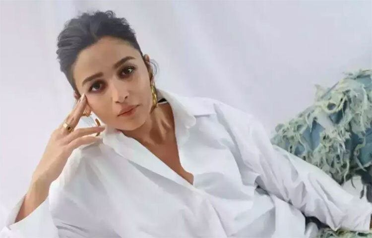 তদন্তে জানা যায়, অভিযুক্তের নাম সন্দীপ সাহু। উত্তর প্রদেশের বাসিন্দা তিনি। ভাট পরিবারের কাছে ৫০ লাখ রুপি চেয়েছিলেন। টাকা না পাঠালে সকলকে গুলি করে মেরে ফেলবেন বলেও ভয় দেখান তিনি। ছবি: সংগৃহীত