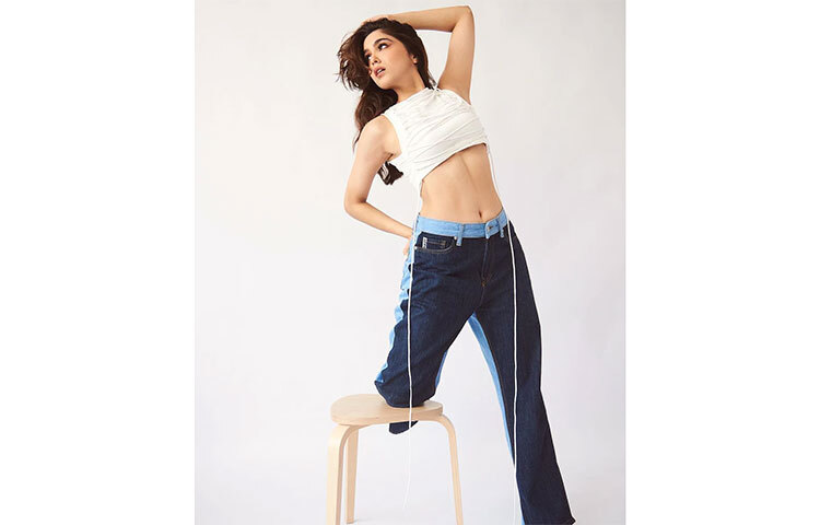 সোয়েটপ্যান্টের সঙ্গে ক্রপ টপে দারুণ লাগছে শর্বরীকে। ছবি: সংগৃহীত