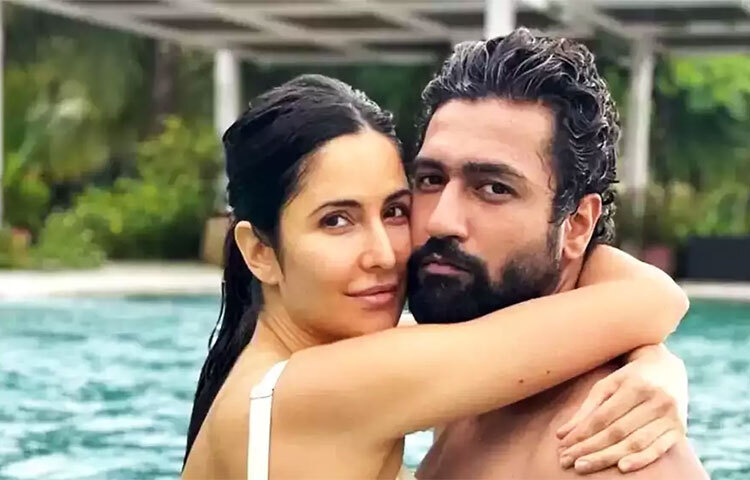 সম্প্রতি এই দম্পতি মুম্বাইয়ের রাজমহল বিল্ডিংয়ে একটি বিলাসবহুল ফ্ল্যাটে তাদের সংসার পেতেছেন। পাঁচ হাজার বর্গফুটের এই ফ্ল্যাটের প্রতি মাসের ভাড়া আট লাখ রুপি। ছবি: সংগৃহীত