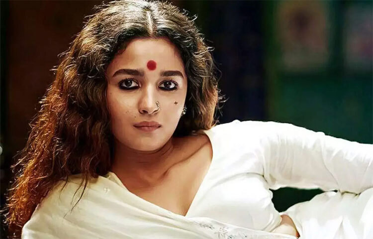 আলিয়া ভাট এই ছবিতে রণবীরের প্রেমিকার চরিত্রে অভিনয় করেছেন। ‘গাঙ্গুবাঈ কাথিয়াওয়াড়ি’ ছবি থেকে আলিয়া ২০ কোটি রুপি পারিশ্রমিক পেয়েছিলেন। ছবি: সংগৃহীত