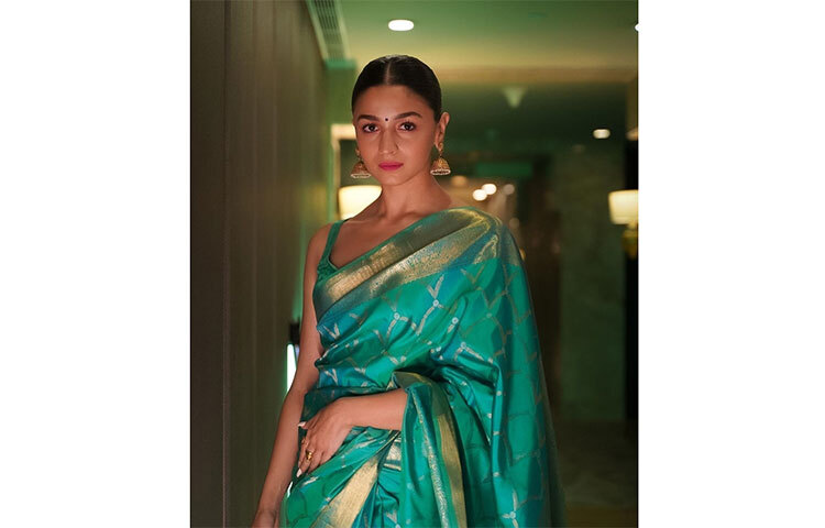 সোনালি ও সবুজের সাজে পূজার মেকআপ আলিয়া ভাটের। ছবি: সংগৃহীত