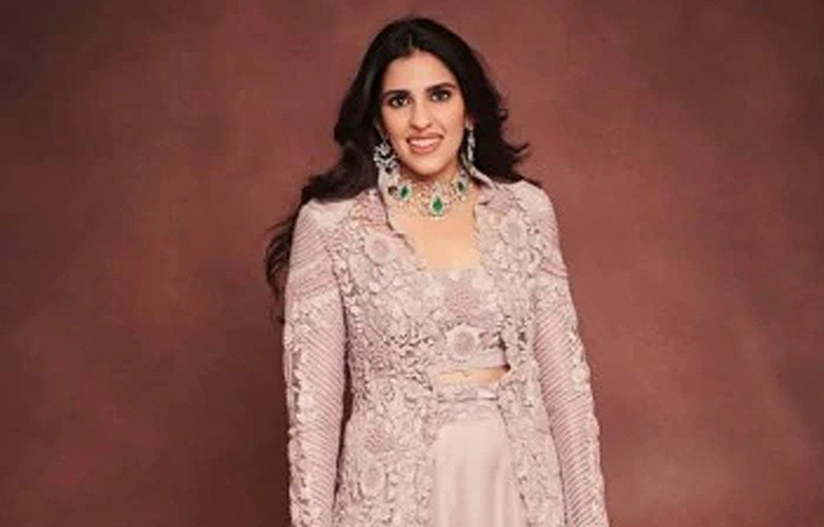 ঈশার মতোই হালকা রঙের পোশাক পছন্দ করেছেন তার বাল্যবন্ধু শ্লোকাও। মুকেশ আম্বানির বড় পুত্রবধূ শ্লোকা পরেছিলেন আইভরি এবং সাদার কম্বিনেশনে প্যারালাল প্যান্টস।