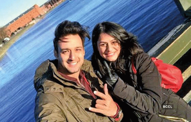 কিংশুক মহাজন এবং দিব্যা গুপ্ত: আর এক সেলেব দম্পতি যারা যমজ সন্তানের জন্ম দিয়েছেন। ২০১২ সালে নভেম্বরে দিব্যা যমজ সন্তানের জন্ম দেন। ছেলের নাম রেখেছেন সসির এবং মেয়ের নাম সায়সা।