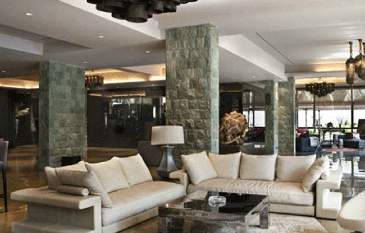 এটা বসার ঘর। ঘিয়ে রঙের স্ন্দুর সোফা সেট রয়েছে। সূর্যের আলো আসার জন্য রয়েছে বড় একটা কাচের জানলা।