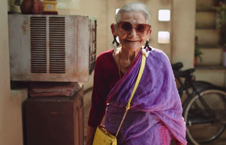 সম্প্রতি ফেভিকুইকের একটি বিজ্ঞাপন নিশ্চয় চোখে পড়েছে। সেই ‘কাবারিবালি দাদি’, যিনি ফেলে দেয়া ভাঙা সানগ্লাস, কানের দুল সব কুড়িয়ে নিয়ে জুড়ে হাজির হন বাড়িতে। আর তাকে দেখে বিস্মিত হয়ে যায় একটি মেয়ে!