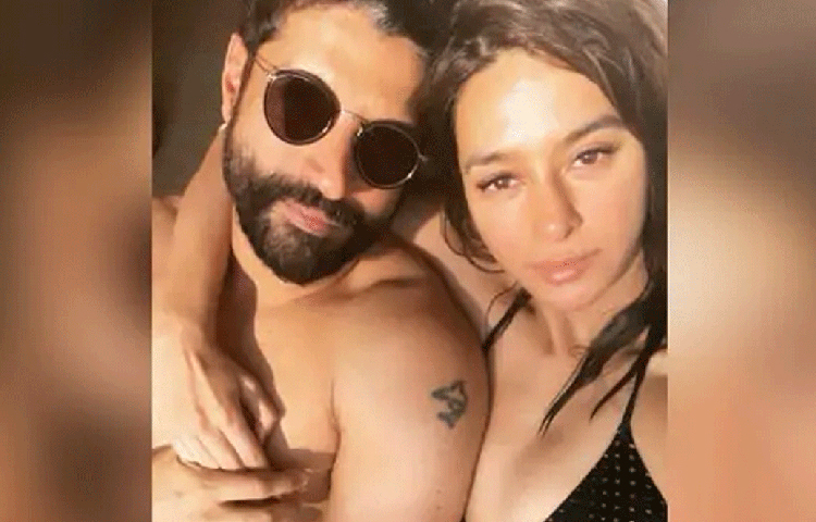 শিবানী দান্ডেকরর সঙ্গে সম্পর্কে রয়েছেন ফারহান আখতার। এই কাপল প্রায়ই সোশ্যাল মিডিয়ায় নিজেদের ছবি শেয়ার করেন। ইতিমধ্যেই বাগদান পর্ব সেরে ফেলেছেন এই যুগল। ২০১৬ সালে ১৬ বছরের প্রথম সম্পর্কে ইতি টানেন ফারহান। তারপর তার জীবনে আসেন শিবানী।