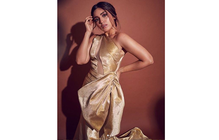 সোনালি মেয়ে ভূমি পেদনেকর।