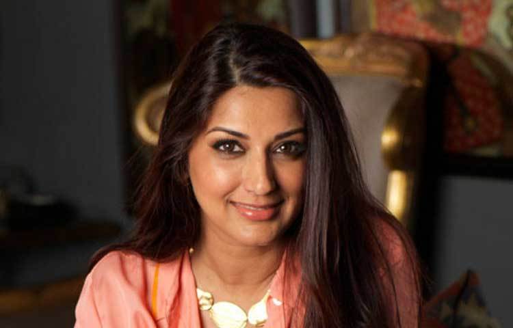 ১৯৯৬ সালে মাইকেল জ্যাকসন যখন ভারতে আসেন, তখন তাকে স্বাগত জানাতে বলিউডের পক্ষ থেকে ভার দেয়া হয় সোনালিকে। তত দিনে ‘রক্ষক’, ‘ইংলিশ বাবু দেশি মেম’, ‘আপনে দম পর’, ‘সপুত’-এর মতো ছবি। প্রতিটি ছবির টাইটেল কার্ডেই নতুন এই নায়িকার নাম যোগ করত আলাদা আবেদন।