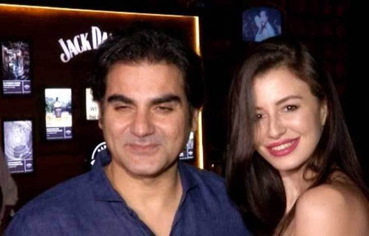 আরবাজ খান এবং জর্জিয়া আন্ড্রিয়ানি: মালাইকার সঙ্গে বিচ্ছেদের পর শুধু যে মালাইকাই নতুন সঙ্গী খুঁজে পেয়েছেন তা নয়, আরবাজও নতুন গার্লফ্রেন্ড খুঁজে পেয়েছেন।