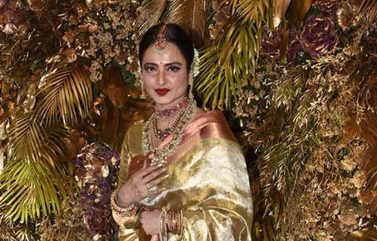 চিরসুবজ রেখা ক্যামেরার সামনে ধরা দেন ভারী কাঞ্জিভরম এবং কুন্দনের গয়নার চেনা সাজেই।