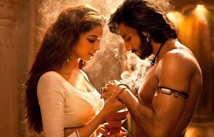 গলিয়োঁ কি রাসলীলা রাম-লীলা: দুটো প্রতিদ্বন্দ্বী পরিবারের ছেলে-মেয়ের মধ্যে প্রেম হয়। জানতে পারলে তাদের আলাদা করে দেয়া হয়। সঞ্জয় লীলা ভানসালির এই ছবি আবেগ আর প্রেমে ভরপুর।