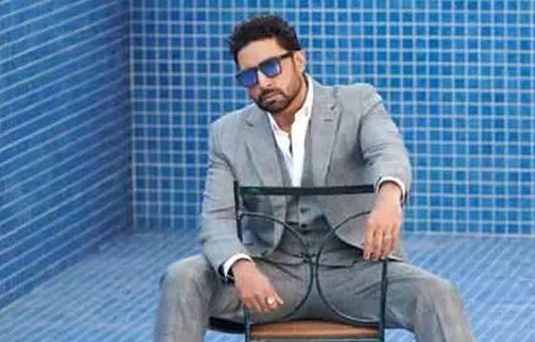 ২০১৯ সালে রিপাবলিক ওয়ার্ল্ড-এ প্রকাশিত খবর অনুযায়ী, অভিষেক বচ্চনের সম্পত্তির পরিমাণ ২০০ কোটি টাকা। আর ফিনঅ্যাপ.কো.ইন অনুযায়ী, অভিষেক বচ্চনের সম্পত্তির পরিমাণ ২০৬ কোটি টাকা এবং তার বার্ষিক আয় ২০ কোটি টাকা।