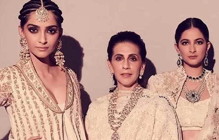 সোনম এবং রিয়া, এই দুই প্রতিভাময়ীর মা হলেন সুনীতা কাপুর। বাবা অনিল কাপুরের প্রিন্সেস সোনম কিন্তু মা সুনীতার ক্ষেত্রে খুবই পজেসিভ।