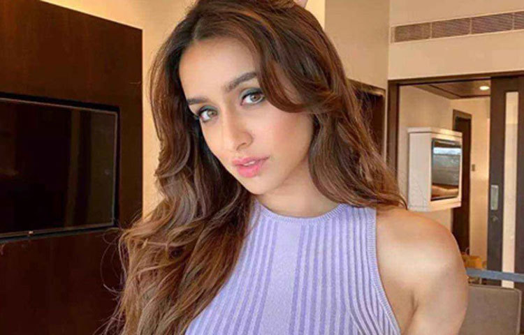 সদ্য ‘বাগি ৩’ মুক্তি পেয়েছে। বক্স অফিসে ভালো ফলও করেছে ছবি। সাফল্যের পর এমনিতেই ছুটির মুডে ছিলেন শ্রদ্ধা কাপুর। তবে এখন তো একেবারেই ঘরবন্দি। কী করছেন সারাদিন?