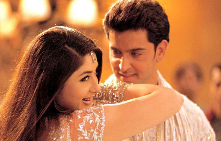 হৃতিকের প্রথম ছবি ‘কহো না প্যায়ার হ্যায়’-তেও কারিনার কাজ করার কথা ছিল। কিন্তু তিনি সেই অফার ফিরিয়ে দেন। তবে এই নিয়ে খেদ ছিল না কারিনার। কারণ তার মনে হয়েছিল, এই ছবিতে নায়িকার তুলনায় অনেক বেশি গুরুত্ব পেয়েছেন নায়ক। ক্রমে ইন্ডাস্ট্রিতে গভীর হয় হৃতিক-কারিনার সম্পর্কের গুঞ্জন।