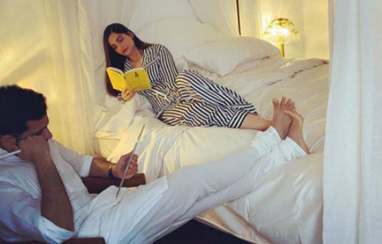 শোওয়ার ঘরে যাতে আলো বাতাসের অভাব না হয়, তার জন্য রাখা হয়েছে ফ্লোর টু সিলিং উন্মুক্ত জানালা। চোখ রাখলেই দেখা যায় বাড়ির সবুজ বাগান।