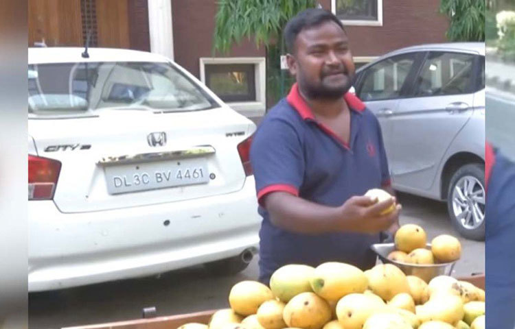 এ ব্যাপারে তিনি বলেছেন, ‘লকডাউন বাড়তেই অসুবিধার মধ্যে পড়েছিলাম। বাড়ি ভাড়া দিতে হত, পরিবারের অনান্য খরচের জন্যও টাকার দরকার ছিল। তাই ফল বিক্রি করতে নেমে পড়ি।’