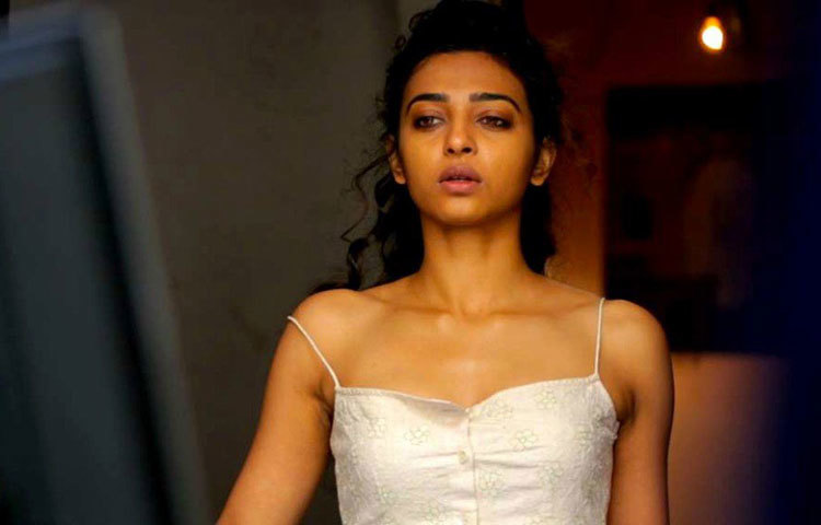 বিশ্বের দুই প্রান্তে দুই সংসার বজায় রাখা, ঘন ঘন যাতায়াত করা যে যথেষ্ট ব্যয়সাপেক্ষ, স্বীকার করেন রাধিকা। সেই কারণে তারা অন্যান্য দিকে ব্যয়সঙ্কোচ করেন। এমনকি, বিমানে যাতায়াতও করেন ইকোনমি ক্লাসেই।