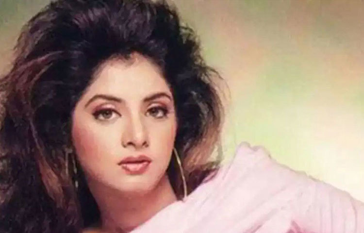 কী হয়েছিল তার মৃত্যুর রাতে? দিব্যা বিয়ে করেছিলেন বিখ্যাত প্রযোজক সাজিদ নাদিয়াওয়ালাকে। ওই দিন তাদের ফ্ল্যাটে ফ্যাশন ডিজাইনার নীতা লুল্লা-সহ আরও বেশ কিছু বন্ধুবান্ধব এসেছিলেন। চলছিল রাত-পার্টি। এমন সময়ে বাড়ির ব্যালকনি থেকে পড়ে মারা যান তিনি। পরিবার থেকে বলা হয়েছিল, টাল সামলাতে না পেরেই পড়ে গিয়েছিলেন তিনি। তবে শোনা গিয়েছিল দুর্ঘটনা নয়। পরিকল্পিত খুন। সাজিদ জড়িয়ে রয়েছেন এর পিছনে। কিন্তু প্রমাণ মেলেনি। তাই কিছু বছর পর দিব্যার মৃত্যুর তদন্তও পুলিশ বন্ধ করে দেয়।