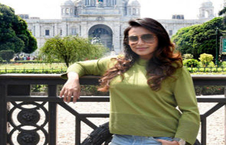 ক্যারিয়ারের মধ্যগগনে থাকার সময়েই বিয়ে করে অভিনয় প্রায় ছেড়ে দেন কাজল। সে সময় রানি নিজের জায়গা আরও মজবুত করে নেন বলিউডে। যশরাজ ফিল্মসে আদিত্যর প্রভাব বাড়তেই রানি তাদের ছবিতে নায়িকা হতে থাকেন।