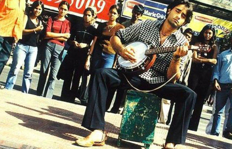 স্টারডমের সঙ্গে পাল্লা দিয়ে বাড়ে নকুলের পারিশ্রমিকও। তাকে ঘিরে প্রত্যাশাও বেড়ে যায়। কিন্তু দর্শকদের অপেক্ষাই সার। সুপারহিট নকুল কাপুরকে আর কোনো ছবিতেই দেখা যায়নি।