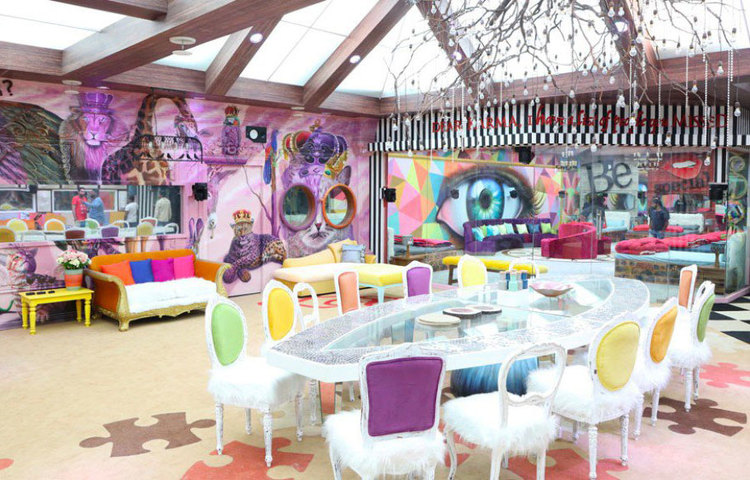 শুধু একসঙ্গে থাকাই নয়। ষোলো জন প্রতিযোগীকে একইসঙ্গে খাবার খেতে হয়। ব্যবহার করতে হয় একই শৌচাগার। ফলে করোনা-আবহে এই প্রতিযোগিতা শুরু হওয়া নিয়ে সংশয় দেখা দিয়েছিল।