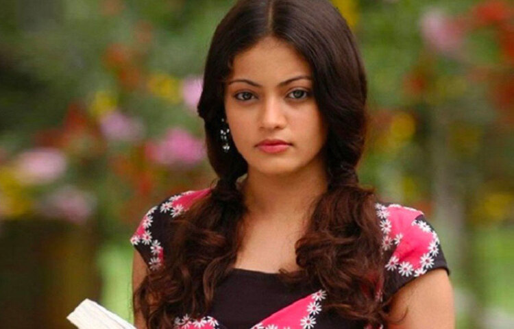 ইন্ডাস্ট্রির অন্দরমহলে কান পাতলে শোনা যায়, চেহারাগত দিক দিয়ে অ্যাশের সঙ্গে সাদৃশ্য থাকার জন্যই সামলান তাকে সুযোগ দিয়েছিলেন। স্নেহার মধ্যে সদ্য ভাঙা প্রেমের ক্ষত প্রশমিত করতে চেয়েছিলেন সল্লু মিয়াঁ।