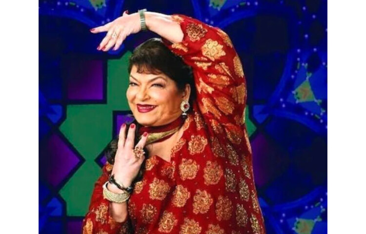 বলিউডের জনপ্রিয় নৃত্য পরিচালক সরোজ খান হৃদরোগে আক্রান্ত হয়ে মারা যান গত ৩ জুলাই। বয়স হয়েছিল ৭১ বছর। ৪০ বছরের বেশি সময় ধরে তিনি বলিউডের সঙ্গে যুক্ত ছিলেন। ৩ হাজারের বেশি গানে নৃত্য পরিচালনা করেছেন তিনি।